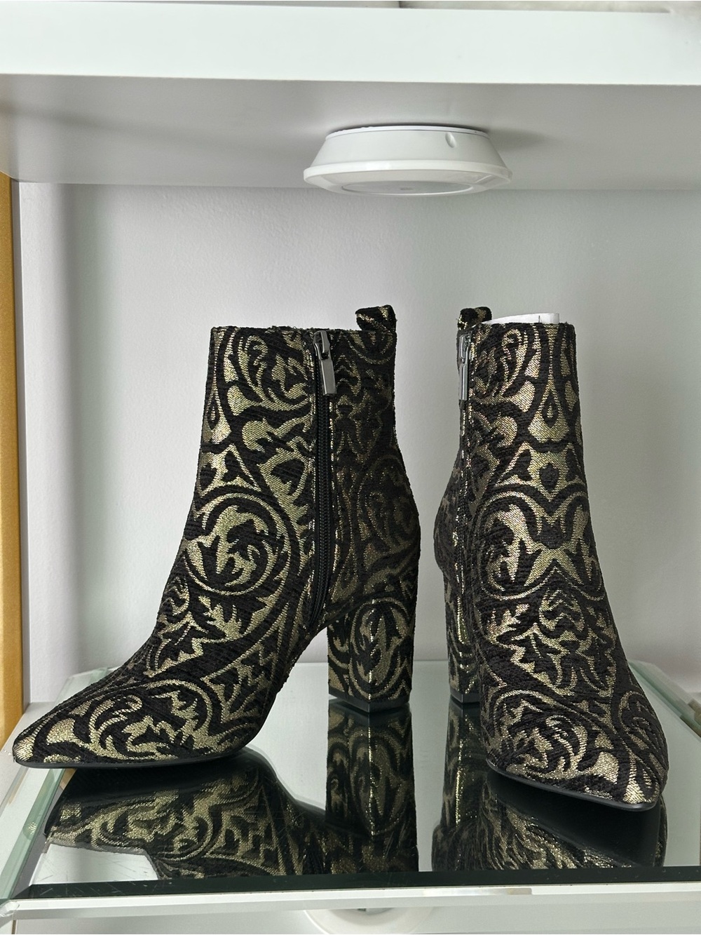 Shoe Dazzle Black and Gold Brocade Block Heel Ankle Boots Sz 7